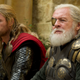 Ilustración para el artículo titulado La muerte de Odín iba a ser diferente en Thor: Ragnarok, y el director explica por qué la cambió